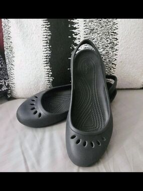 CROCS Women’s Black Slip-On Comfort Flats